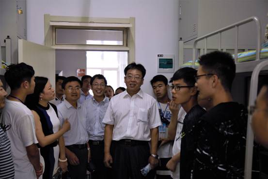 领导视察宿舍 梁厉飞